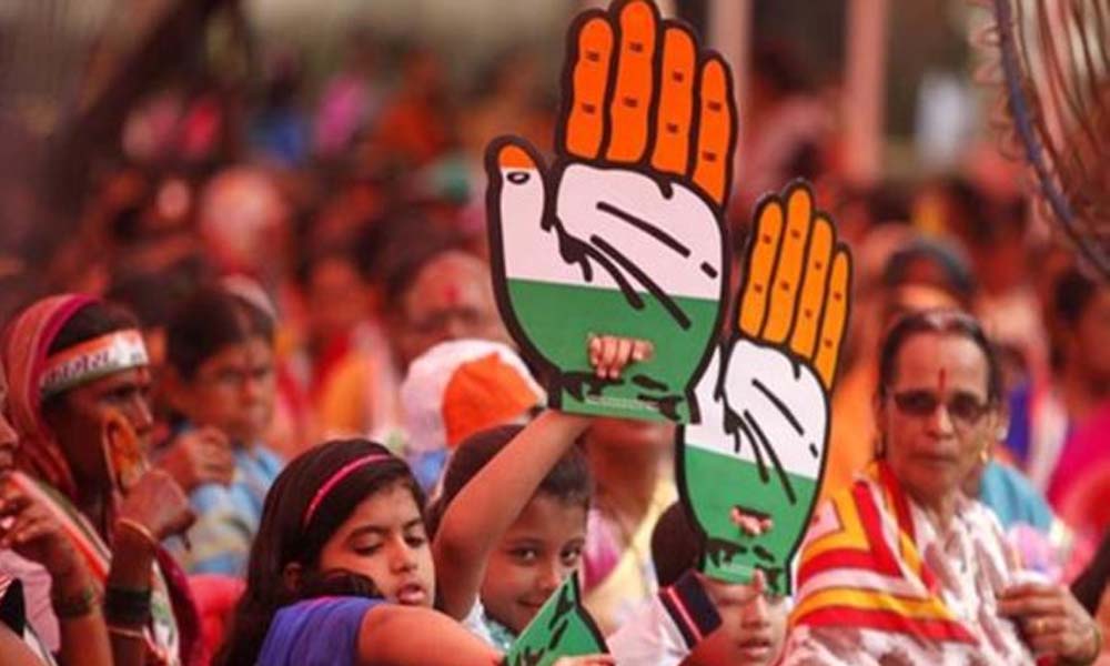 gujarat-election-independent-mla-tied-his-hand-with-congress-