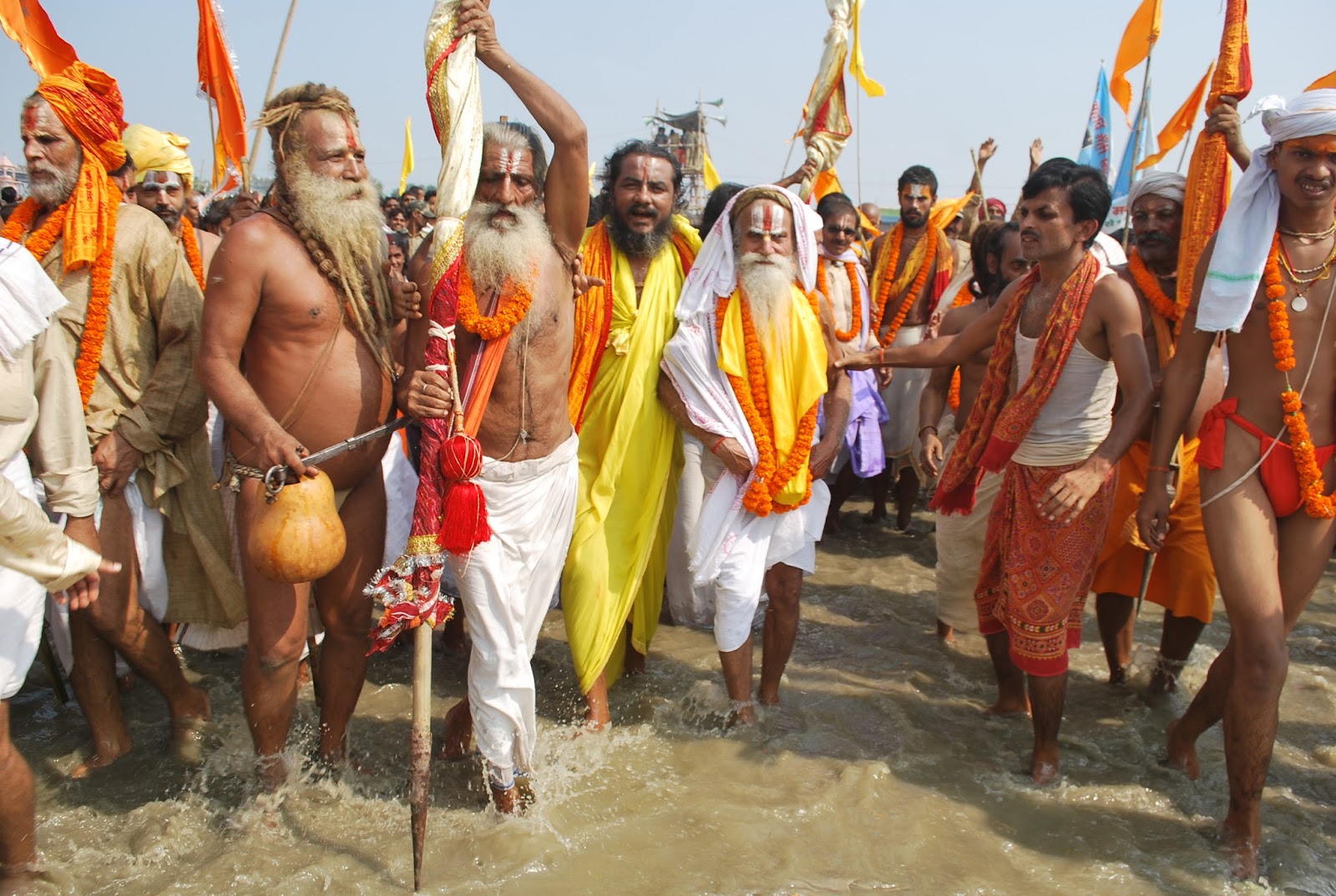 Sadhu-saint, angry with Yogi Sarkar, said, focusing on his state except Gujarat elections